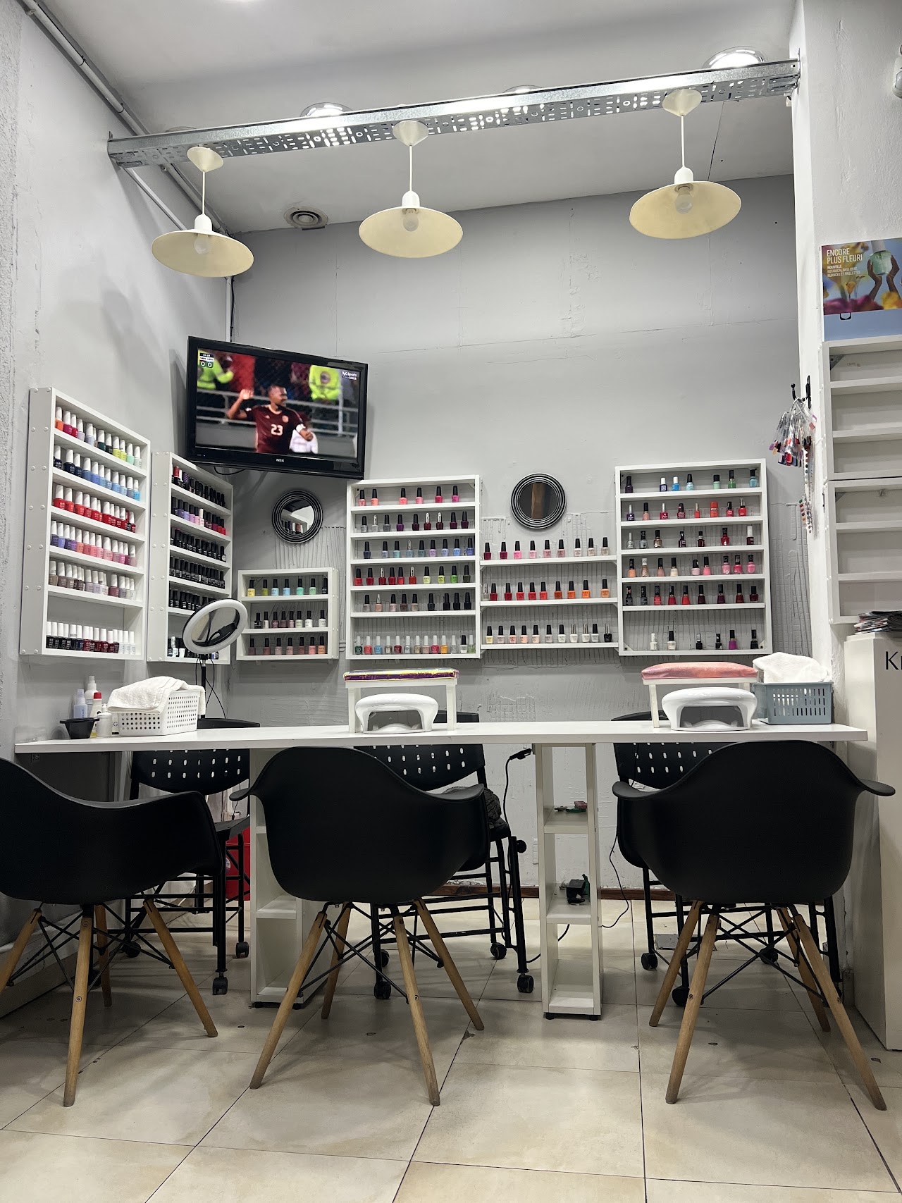 Estación de manicura en Peluquería Chapeaux