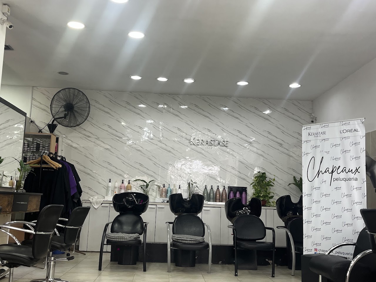 Zona de lavado y color en Peluquería Chapeaux