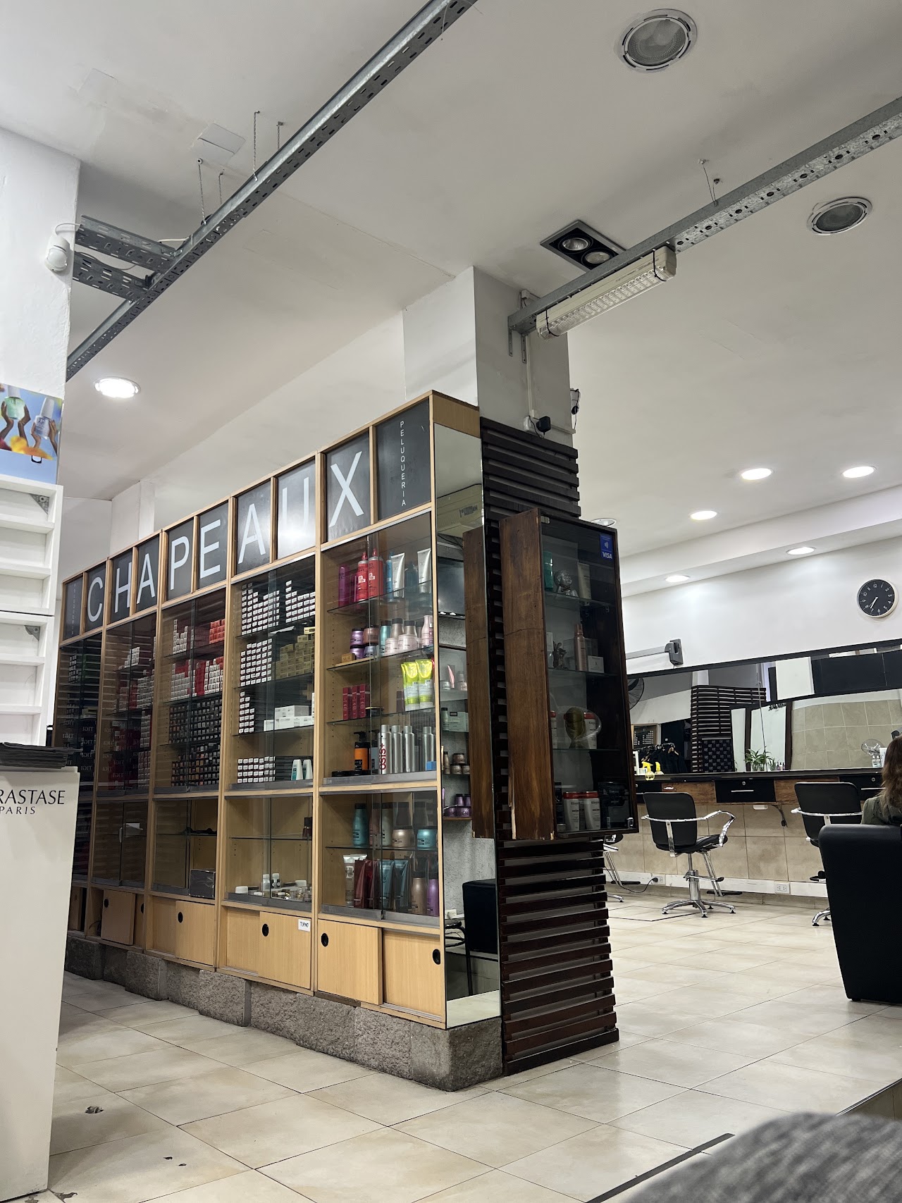 Exhibidor de productos en Peluquería Chapeaux